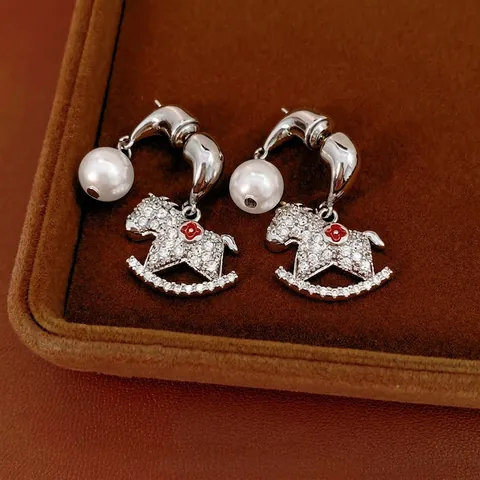 Orecchini A Cavallo A Dondolo Con Strass E Perla Artificial Di Imitazione Bianca Dettaglio Fiore Rosso Perno In Argento