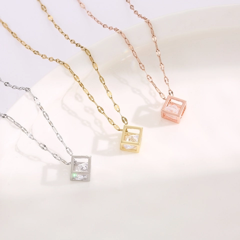 Collier Pendentif Cube Creux Géométrique Acier Titane Minimaliste Zircon Flottant Chaîne De Clavicule Bijoux Pour Femmes