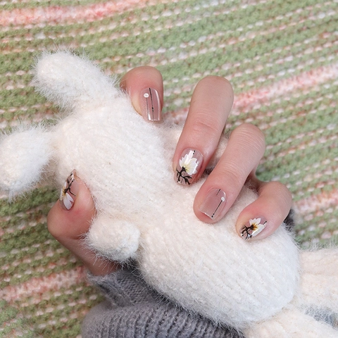 Elegant Press On Nails Magnolia Floral Cat Eye Effect Nude Pink False Nails Minimalist Line Design Manicure