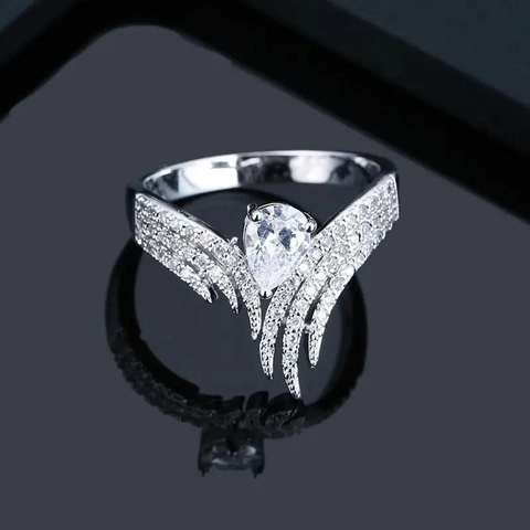 Elegante Anillo de Cobre en Forma de Ala para Mujer Zirconia Corte Pera Anillo de Piedra de Gota de Agua Plateado