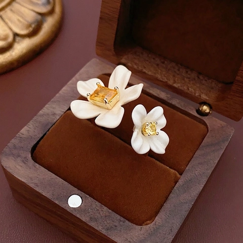 Bloemen Open Ring Verguld Koper Met Witte Acryl Emaille Bloemen En Gele Zirkoon Verstelbare Sieraden