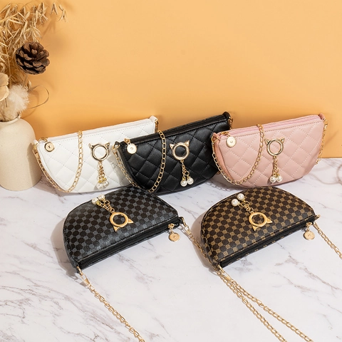 Borsa A Tracolla Trapuntata Da Donna Pelle PU Mezzaluna Catena Dorata Perla Artificial Ciondolo Gatto Stampa Retro Elegante