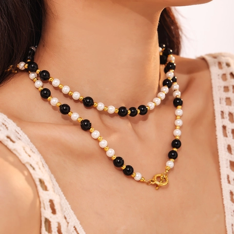 Collier de Perles en Agate Noire et Perles de Coquillage Blanches pour Femmes en Acier Titane Plaqué Or avec Fermoir Cabillote Bijoux