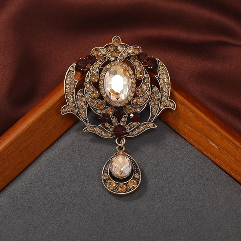 Vintage Palace Style Hollow Brooch Alloy Rhinestone Inlay Baroque Water Drop Pendant Exquisite Jewelry Accessory For Women