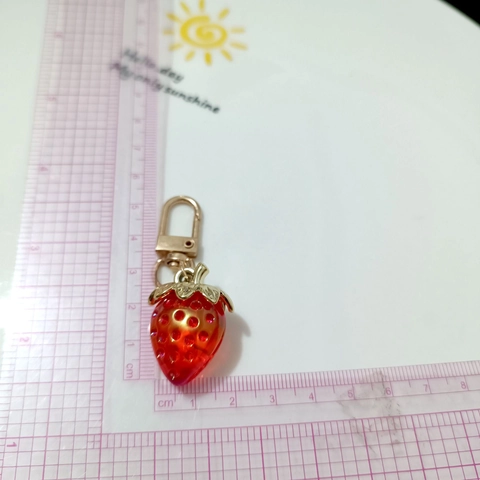 Lindo Llavero De Fresa Cierre De Corazón Resina Acrílica Purpurina Fruta Colgante Para Bolso Estilo Dulce Para Niñas