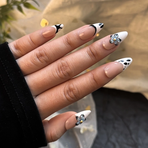 French Press On Nails Mit 3D Blau Blumen Deko Schwarz Weiß Punkte Mandelform Lange Falsche Nägel Glänzend Maniküre Damen