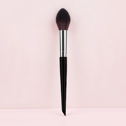 Highlighter Make-Up Kwast Vlamvorm Punt Voor Poeder En Blush Zachte Vezelharen Zilveren Aluminium Huls Zwart
