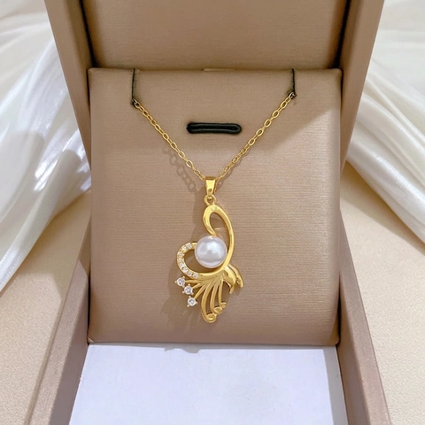 Elegante Collana Con Pendente Dorata Con Perla Artificial Bianca E Zirconia Design A Piuma Fluida Catena In Acciaio Inossidabile