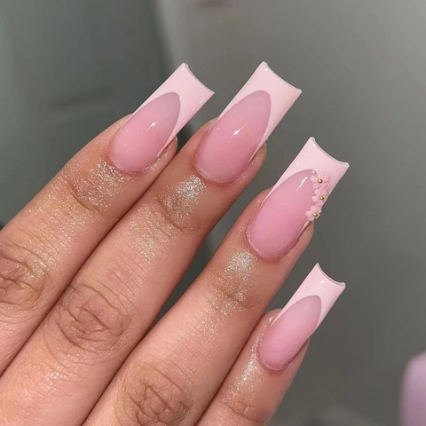 Faux Ongles French Longue Forme Carrée Rose French Tips Avec Décoration Fleurs Roses 3D Et Perles Dorées Style Doux