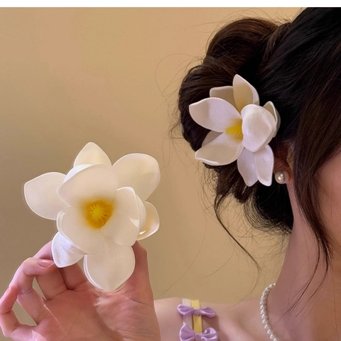 Fermaglio Per Capelli Con Fiore In Tessuto Frangipani Fatto A Mano Clip A Becco D'Anatra Elegante Accessorio Donna Mare
