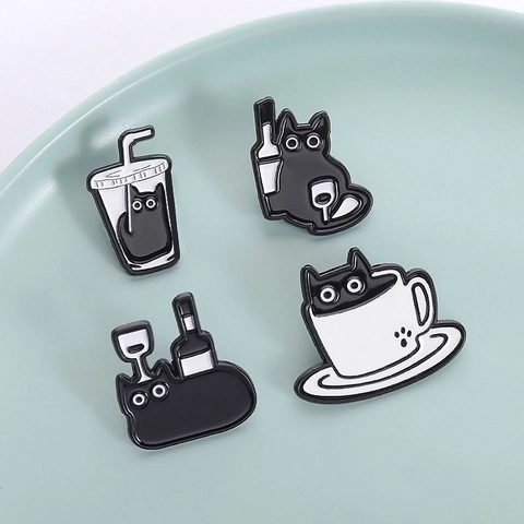 Divertente Spilla in Smalto Gatto Nero Cartone Animato Tazza da Caffè Bottiglia di Vino Lega Spilla per Zaino Abbigliamento Accessori Regalo Donna Uomo Gioielli