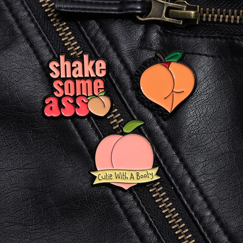 Divertenti Spille Smaltate Pesca Umoristiche Shake Some Ass Cutie With A Booty Distintivo in Lega per Giacca Jeans Zaino