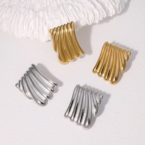 Orecchini A Lobo A Onde Plissettate Acciaio Inossidabile Placcato Oro 18K Geometrici Eleganti Per Donna
