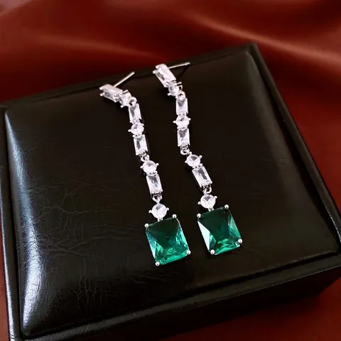 Pendientes Largos De Lujo Francés Cobre Con Circón Verde Corte Esmeralda Y Poste De Plata De Ley 925