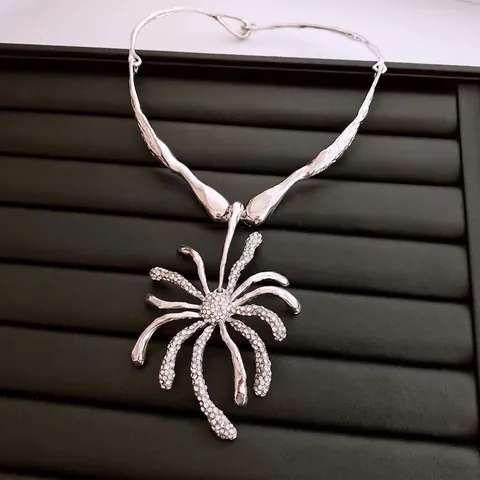 Collier À Pendentif Exagéré Alliage Strass Étincelants Forme Araignée Soleil Vintage Mode Choker Bijoux Pour Femmes