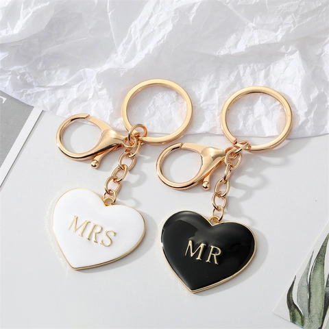 Porte-clés Cœur en Alliage Émaillé Minimaliste pour Couples Lettre Dorée MR MRS Pendentif de Sac Cœur Bijoux de Mode Cadeau