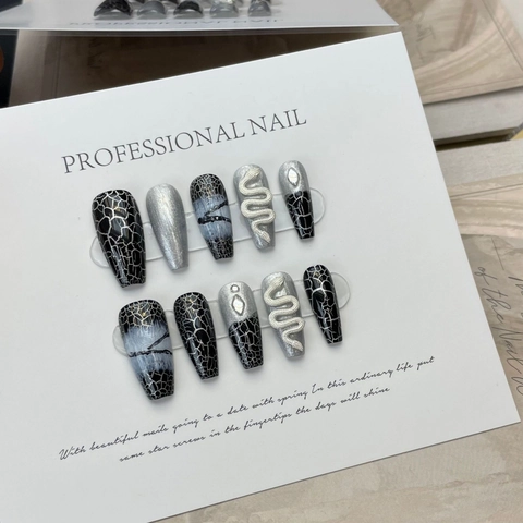 Handgemaakte Gothic Coffin Press On Nails Zwart Zilver Crackle Met 3D Slangen Charms Steentjes Punk Lange Kunstnagels