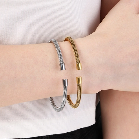 Brazalete Abierto Trenzado De Malla De Moda Chapado En Oro De 18K Acero Inoxidable Puño De Cable Con Extremos De Bola Cilíndrica
