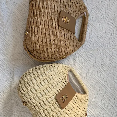Damen Sommer Strand Stroh Schultertasche Handtasche Mit PU Lederklappe Und Drehverschluss Gewebte Urlaub Umhängetasche