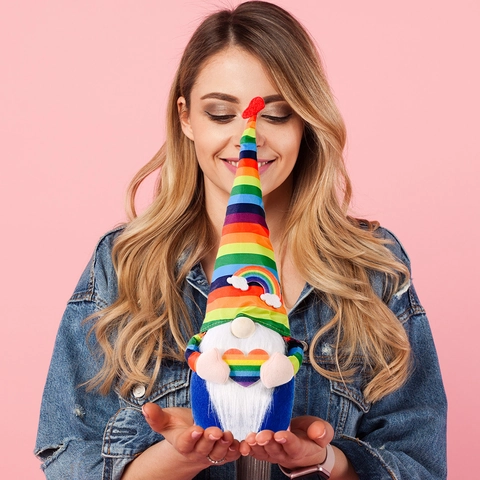 Ornamento Della Bambola Di Peluche Dello Gnomo Dell'Arcobaleno Con Il Cappello A Strisce E La Figurina Di Rudolph Del Cuore