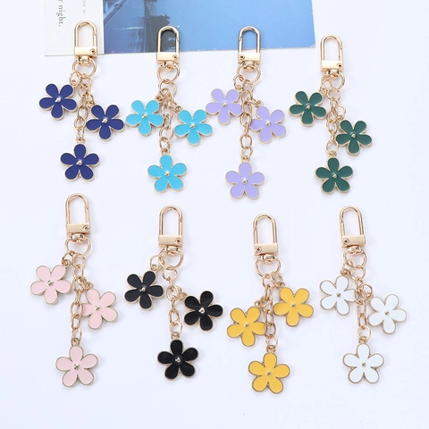 Colorful Zinc Alloy Flower Keychain Enamel Daisy Pendant For Women Bag Earphone Case Decoration Cute Floral Key Ring Accessory