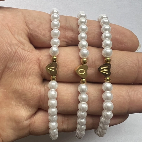 Retro Faux Artificial Pearl Elastic Bracelet With Gold Toned Alloy Heart Alphabet Initial Letter Pendant For Women Minimalist Jewelry