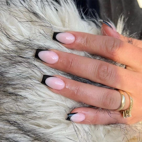 Französischer Stil Künstliche Nägel Zum Aufdrücken Kurze Sargform Schwarze Kante Rosa Basis Fake Nails Für Damen