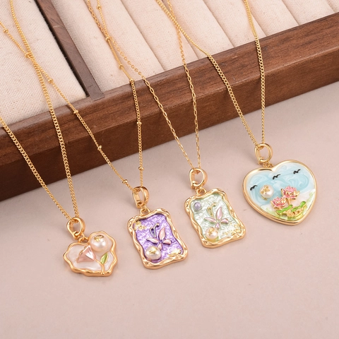 Collar Con Colgante De Corazón Vintage Con Patrón De Mariposa Y Flor De Esmalte Aleación Chapada En Oro Y Joyería Retro Francesa De Perlas Artificiales