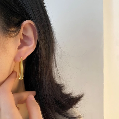 Mode Luxe Titaniumstaal Goud U-Vormige Oorbellen Voor Dames Retro Spiraaltextuur Roestvrijstalen Hangende Oorbellen