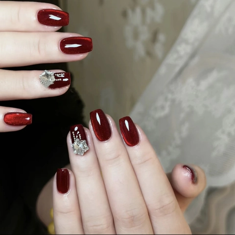 Press On Nagels Kort Vierkant Kattenoog Kersenrood Kunstnagels Met Steentjes Glanzende Valse Nagels Voor Vrouwen