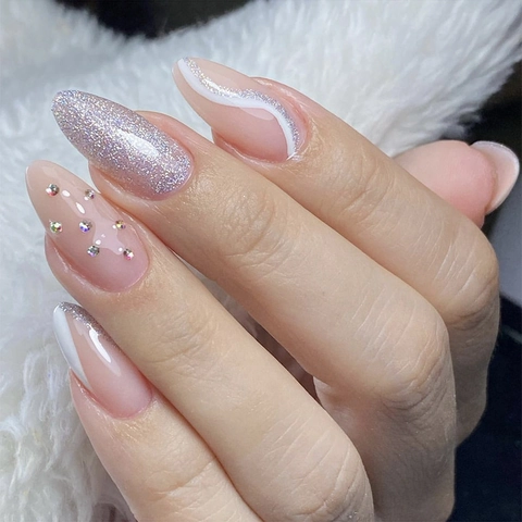 Press On Nails Nude Pink Mandelform Mit Silbernem Glitzer Strass Weiße Wellenmuster Französische Spitze Elegante Künstliche Nägel