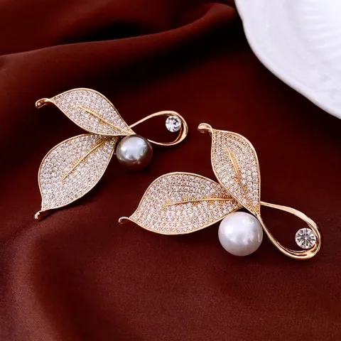 Elegante Broche De Hoja Cobre Chapado En Oro 18K Con Perla Artificial De Concha Y Zirconia Para Mujer Accesorio Boda Lujo