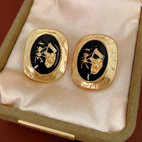 Vintage Oval Stud Earrings With Silver Earring Post Alloy Gold Frame Black Enamel Horse Carriage Relief Elegant Retro