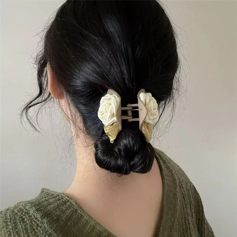 Elegant Camellia Flower Hair Claw Clip For Women Vintage Fabric Rose Satin Petals With Gold Leaf Matte Plastic Hair Accessory