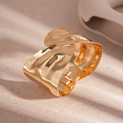 Brede Manchetarmband Goudkleurig Metaal Onregelmatige Golftextuur Lavastijl Minimalistisch Verstelbaar Sieraden Voor Dames