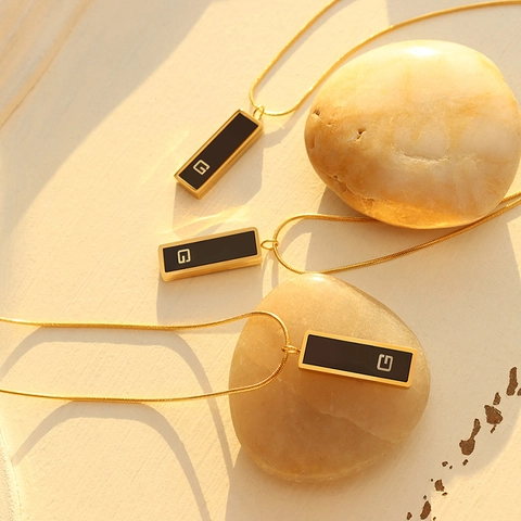 Collana Minimalista Con Pendente Rettangolare In Acrilico Nero Lettera G Acciaio Inossidabile Placcato Oro Catena Serpente