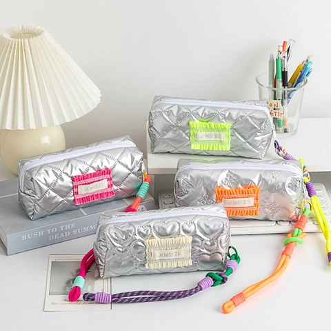 Trousse À Crayons Matelassée Argent Métallisé Sac De Rangement Pour Papeterie Grande Capacité Avec Cordon Tressé Coloré Motif Cœur