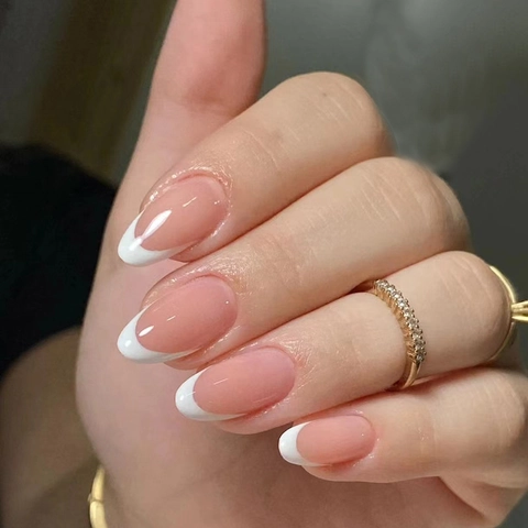 30Stk Französisch Verlauf Künstliche Fingernägel Kurz Mandelform Glänzend Nude Rosa Weiß Fake Nails Set Damen Maniküre Schmuck