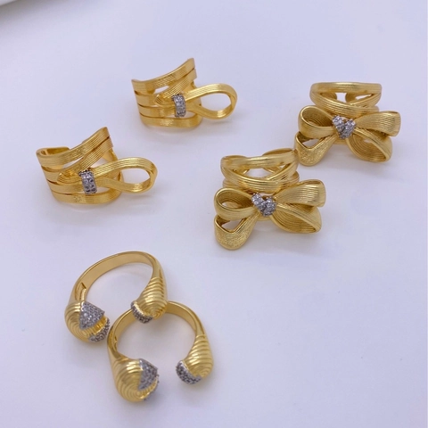 Fashion Brushed Copper 18K Gold Plated Bow Knot Ring For Women Exaggerated Ribbon Entwined Rhinestone Opening Adjustable Finger Ring Jewelry