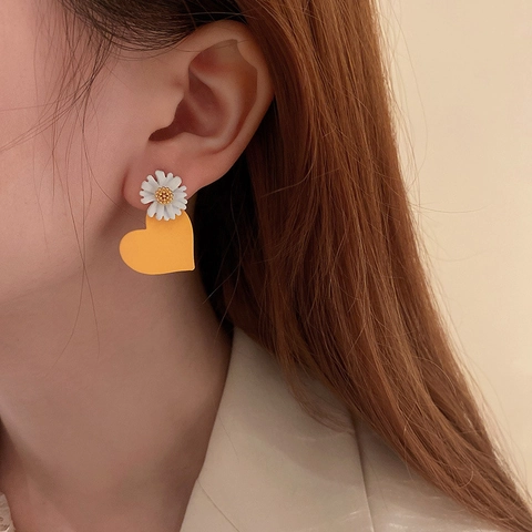 Asymmetrische Hart Madeliefje Legering Oorbellen Met 925 Sterling Zilveren Steker Zoete Florale Sieraden Voor Dames