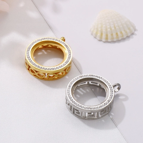Ciondolo Rotondo Acciaio Inossidabile Bordo Zirconi Traforato Simbolo Infinito Motivo Greco Accessori Creazione Gioielli