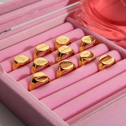 Bague Chevalière en Acier Inoxydable Plaqué Or 18K pour Femme Vintage Minimaliste Lettre Gravée Bijoux Statement Bague Étanche