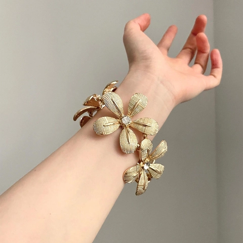 Pulsera De Aleación Forma Flor Con Diamantes Imitación Textura Malla Elástica Brazalete Metálico Para Mujeres Diseño Retro Nicho