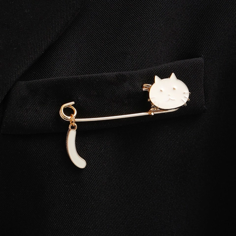 Süße Japanische Katze Brosche Zinklegierung Emaille Tropfen Sicherheitsnadel Tier Schaukel Schwanz Kleidung Zubehör Damen Herren