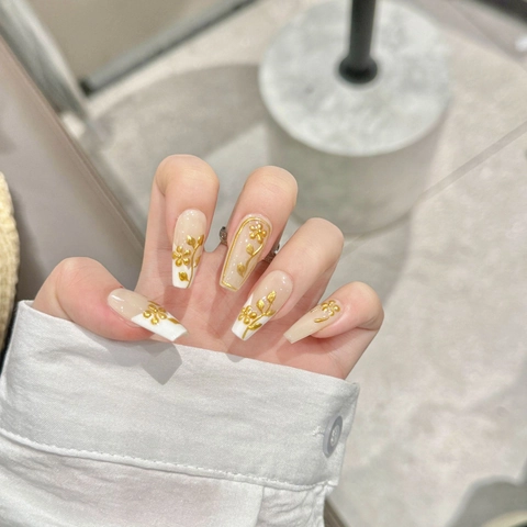 Handgemaakte Kunstnagels Lange Coffin Franse Gradiënt Met 3D Goud Reliëf Bloem Vintage Elegante Valse Nagels