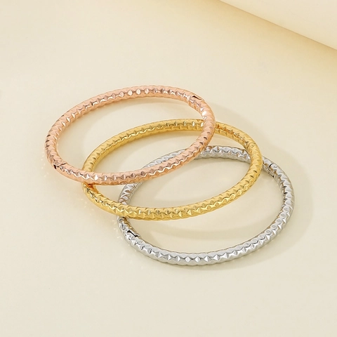 Edelstahl Armreif Gedrehtes Design Hammerschlag Textur Minimalistischer Modeschmuck Damen Klappverschluss