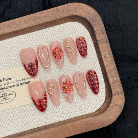 Clove & Gloss