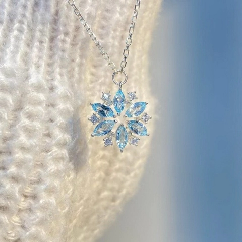 Élégant Collier Pendentif Flocon de Neige Bleu Ciel en Alliage de Zinc Strass Scintillants Bijoux d'Hiver Cadeau de Noël Femme
