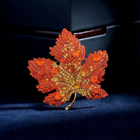Elegant Maple Leaf Brooch Alloy Full Rhinestone Gradient Crystal Pin For Suit Sweater Scarf Accessory Women Jewelry