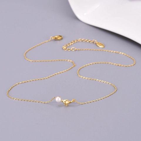 Collana con Ciondolo a Delfino in Acciaio Inossidabile e Perla d'Acqua Dolce Placcata Oro 18K Catena Clavicola Vintage Donna
